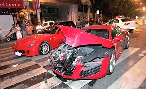 http://www.forumpassat.fr/uploads/11_504x-audi-r8-ferrari-599-crash.jpg